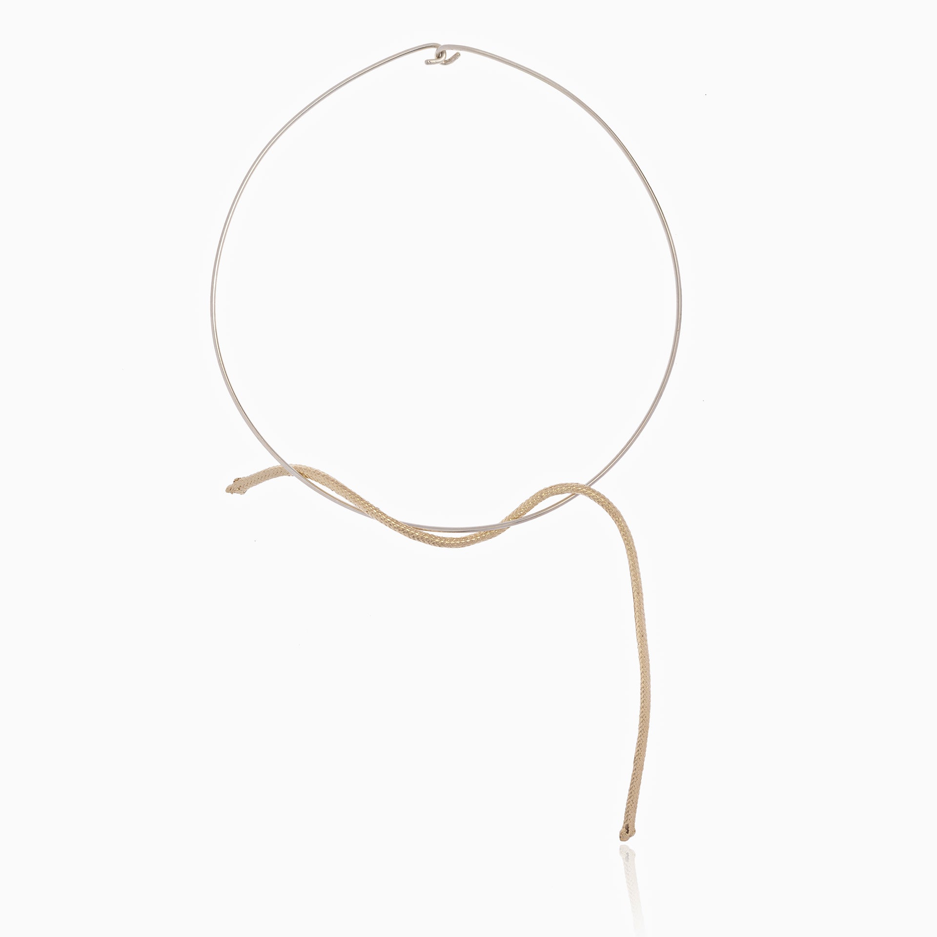 A minimalistic, handcrafted choker named the "Choker Loose End Nautical Rope Artisanal" features a sterling silver choker with a thin gold chain gracefully intertwined and hanging from it.