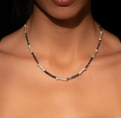 Diamantes negros en bruto y cuerdas de plata de ley, un collar único en su tipo.