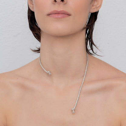 Asymmetrisches Halsband aus nautischem Silberseil